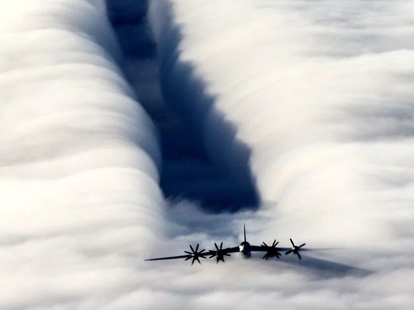 Заливая воздух серебряными звуками. Самолет который разгоняет тучи. Самолет для разгона облаков. Самолеты разгоняют облака. Разгонять облака.