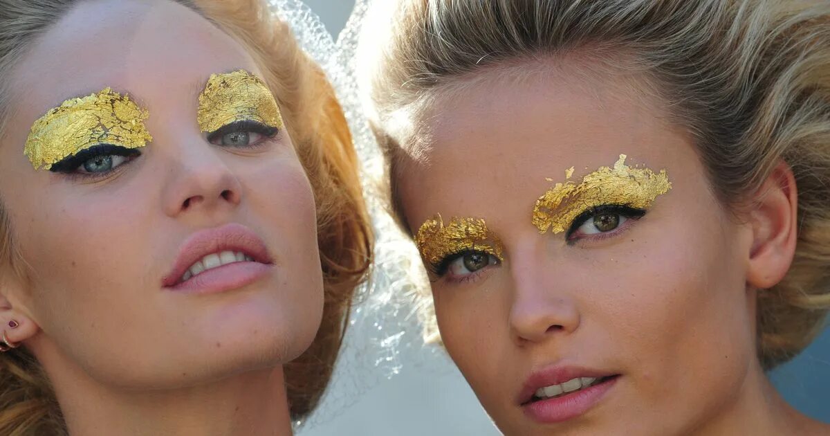 Gold look. Золотой макияж. Золотой глиттер макияж. Макияж с блестками. Макияж с золотыми блестками.