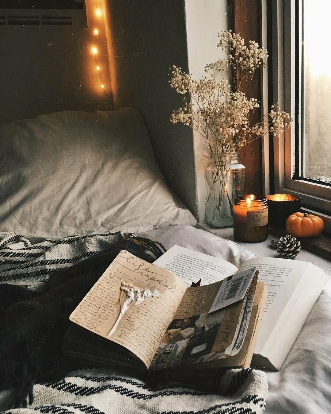 Уютные фотокарточки. Уютной ночи. Вечер с книгой. Уютная комната с книгами. Чтение зимним вечером
