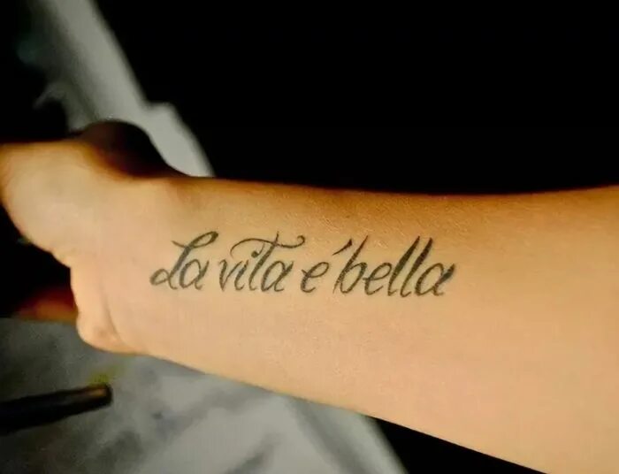 Я хочу на руки на английском. Надпись жизнь прекрасна для тату. Жизнь прекрасна тату на латыни. Итальянские тату. Тату надпись на руке жизнь прекрасна.