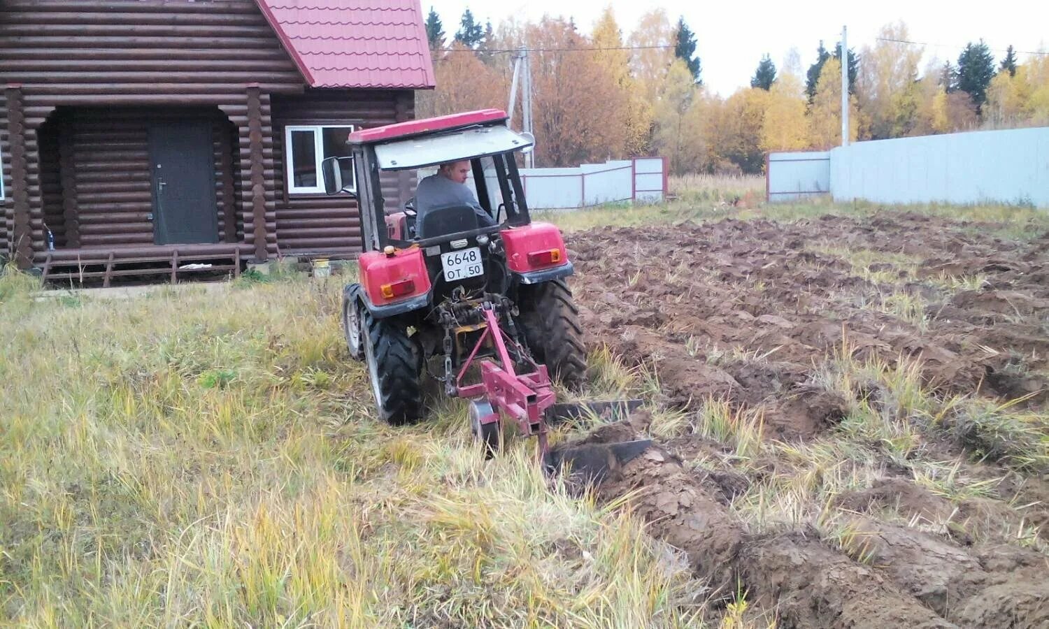 Вспахать сотку цена. МТЗ 622 С плугом. Вспашка земли плугом трактором. Вспашка земли плугом МТЗ 05.