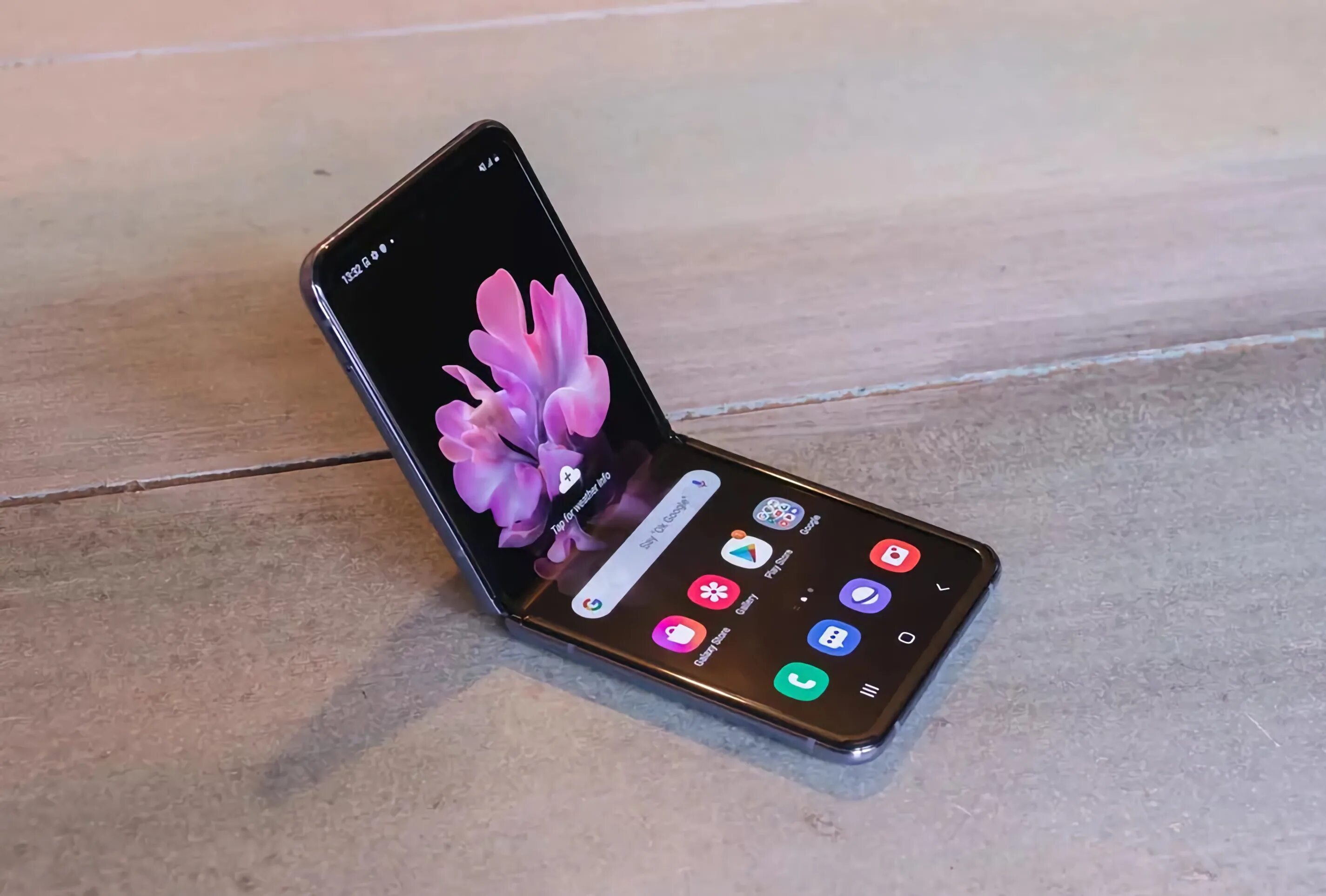 Раскладушка galaxy z flip. Samsung galaxy раскладушка. Раскладушка galaxy z flip. Складной смартфон samsung galaxy z flip. Раскладушка galaxy z flip.