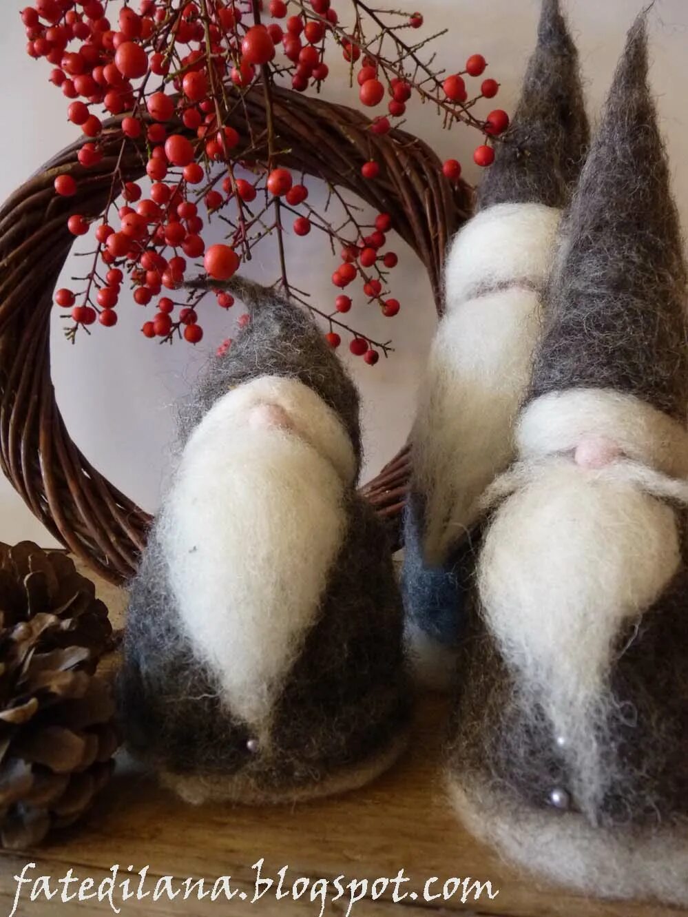 мокрое валяние из шерсти игрушки. снеговик из шерсти для валяния. новогодние игрушки из шерсти сухое валяние. сухое валяние елочных игрушек. новогодние шары валяние из шерсти.