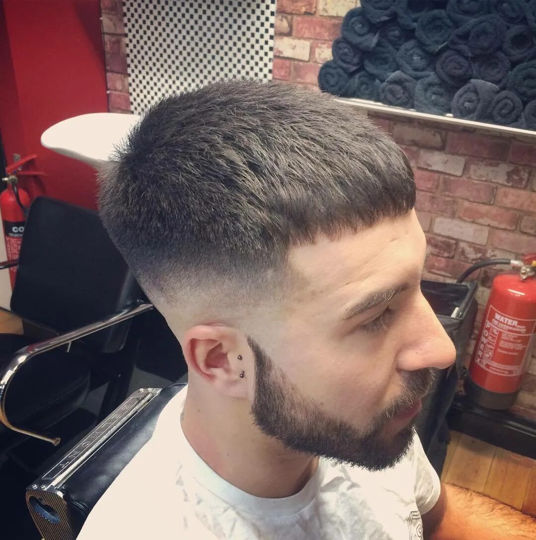 барбер стрижки. флэттоп стрижка мужская. мужские стрижки 2023 барбершоп. мужские стрижки в барбершопе. модная мужская стрижка в парикмахерской.