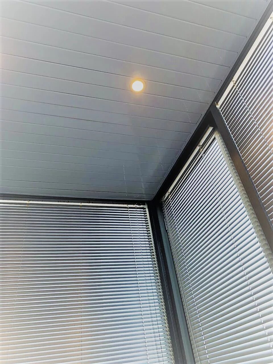Металлический потолок купить. Потолок реечный алюминиевый. Потолок металлический реечный. Подвесной потолок реечный алюминиевый. Потолочные панели алюминиевые реечные.