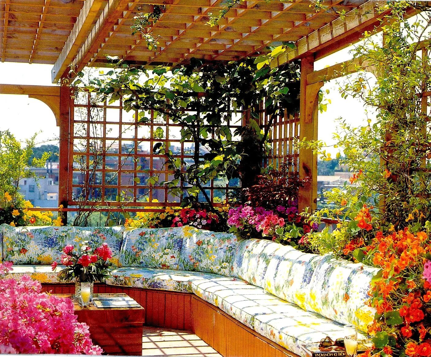 Яркая веранда. Смарт Гарден оранжерея. Беседка в саду. Терраса с цветами. Веранда в саду.