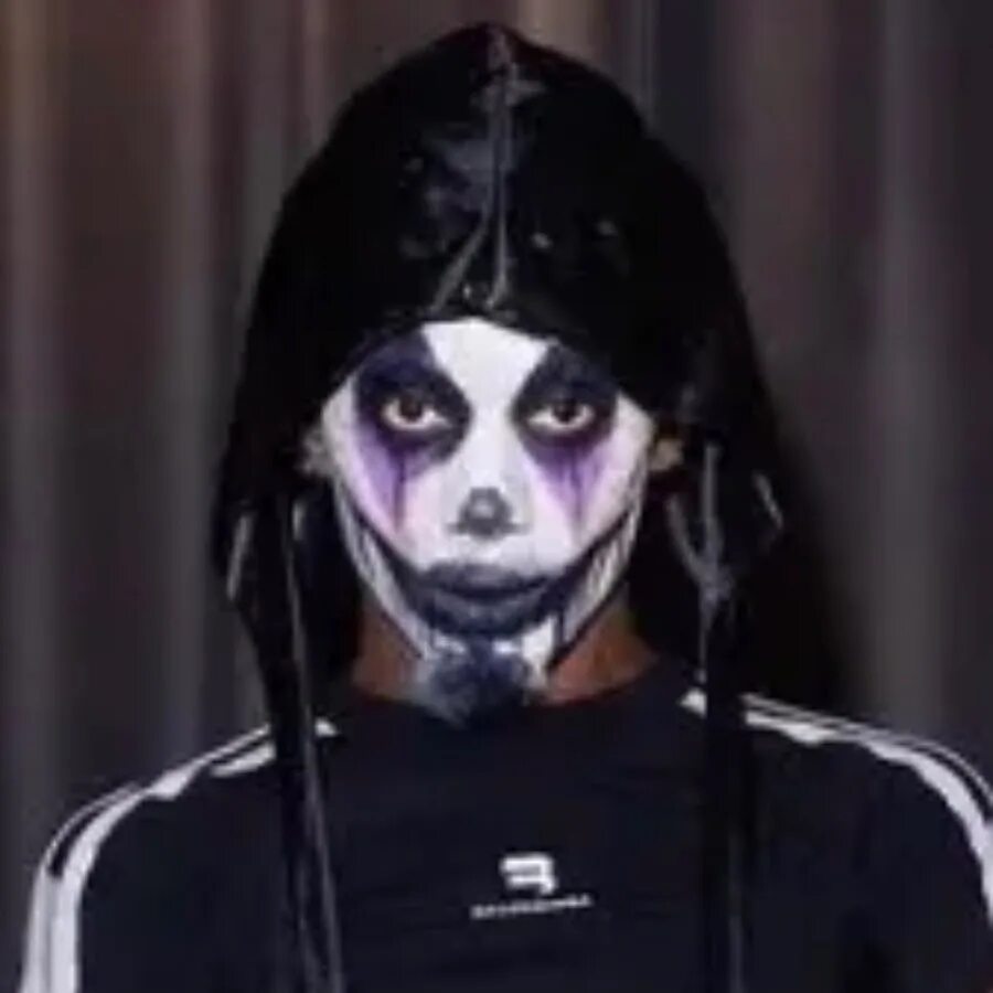 Carti makeup. Макияж инди кид 2022. Идеи для маски анонимуса. Яркий макияж инди кид. Carti makeup.
