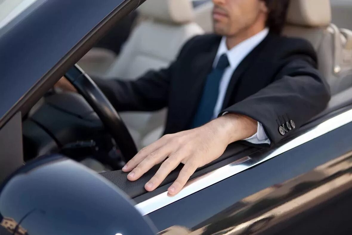 Личный водитель. Водитель в машине. Услуги для автомобилистов. Директор ягуар ленд ровер. Личный водитель.