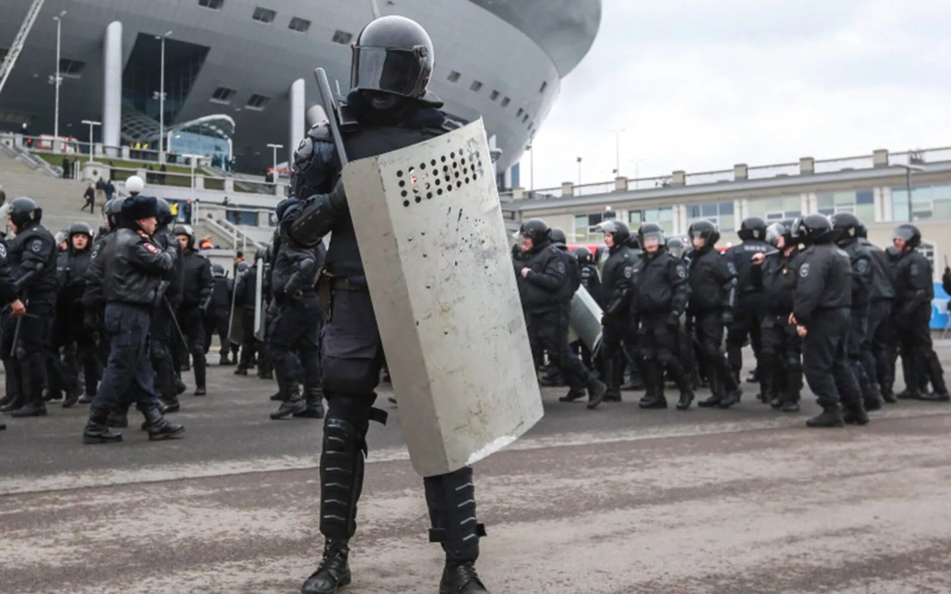 Богатырь с мечом и щитом. Всеоружие божие. Щит из саттон ху. Доспехи бугурт. Воин с копьем в шкурах.