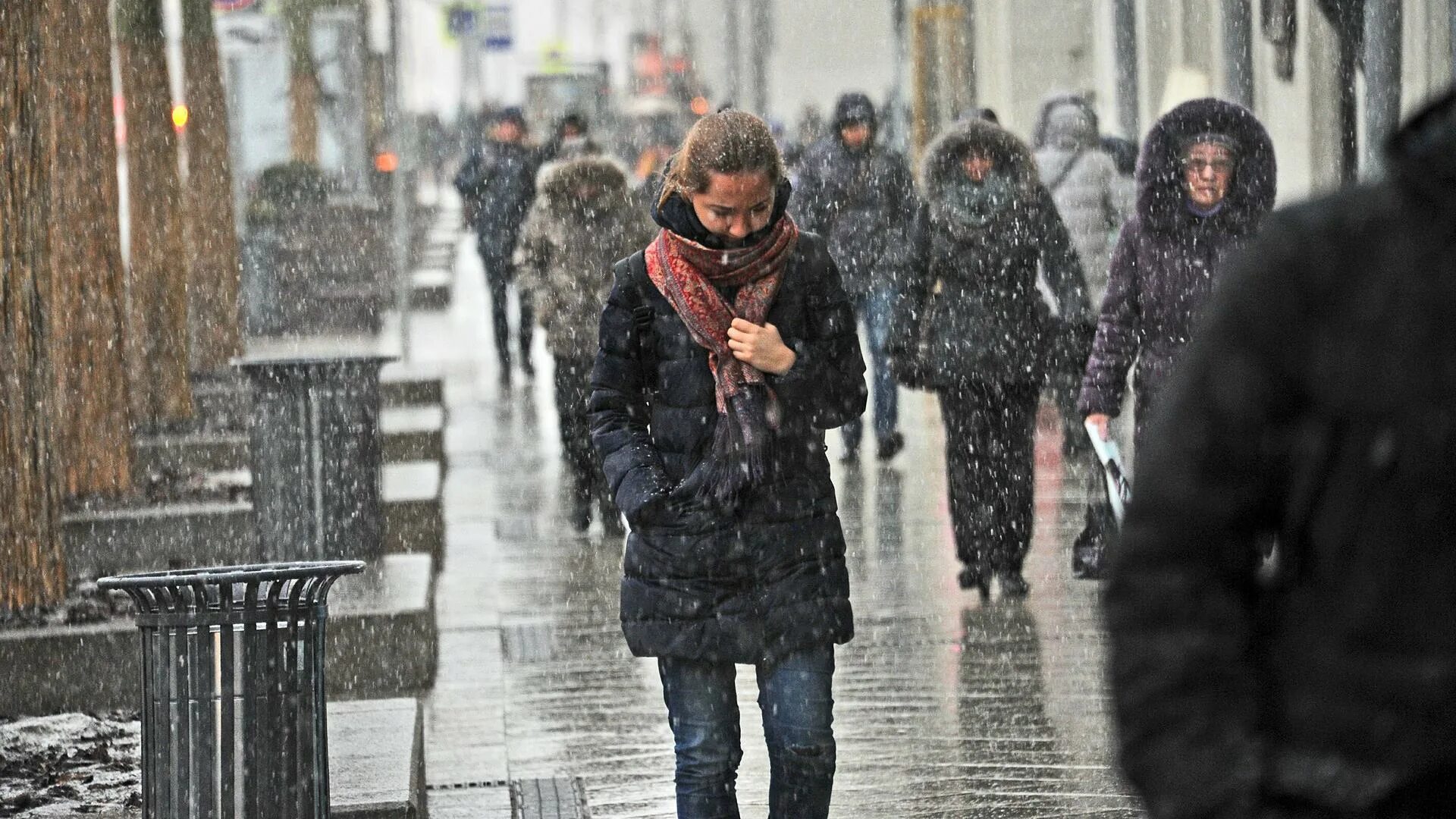 Похолодание в Москве. Ноябрь в городе. Небольшой снег. Москва дождь зимой.