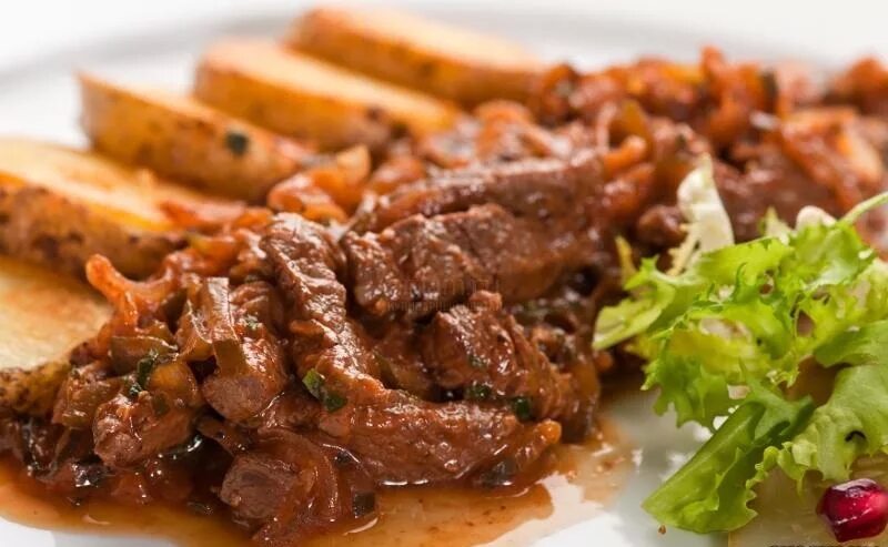 азу по-татарски с солеными огурцами из говядины. азу по-татарски с солеными огурцами. азу по-татарски с солеными огурцами из говядины. азу по-татарски с солеными огурцами из говядины. азу татарская кухня.