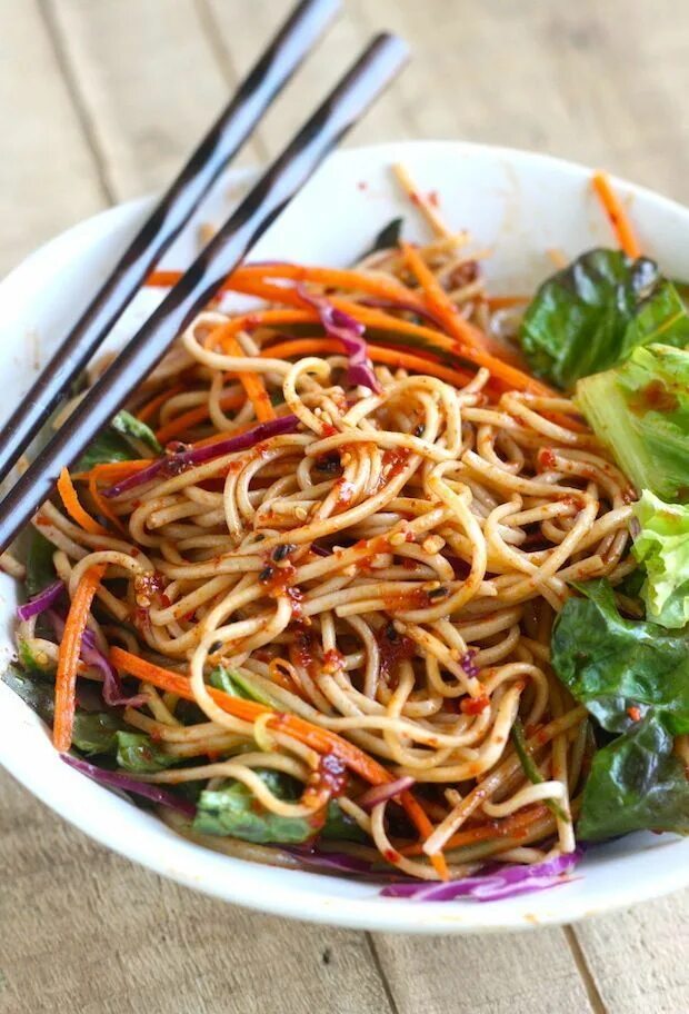 Bibim-Guksu. Noodles корейский. Корейская лапша. Корейская вермишель. Лапша корейцев