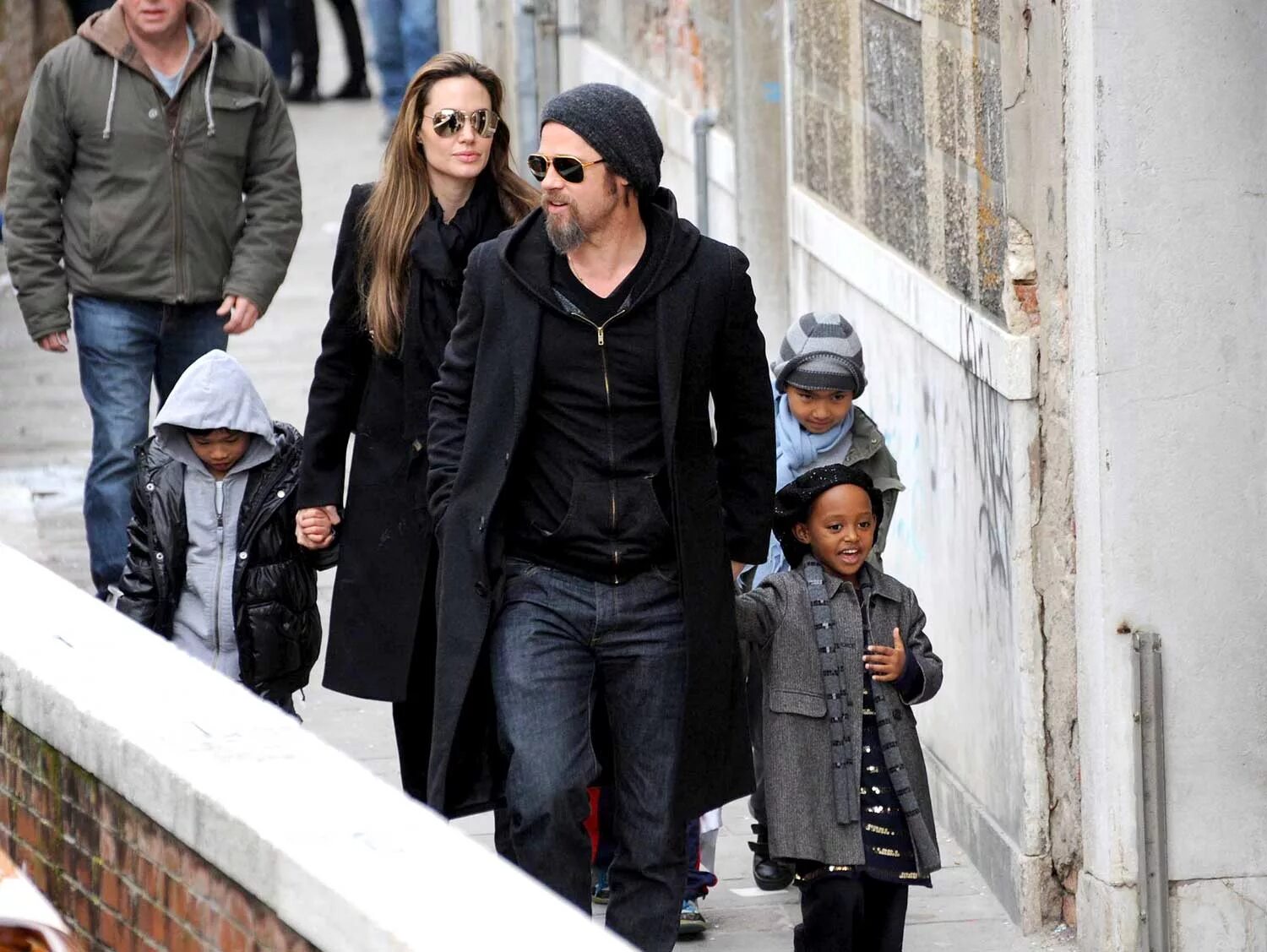 Анджелина джоли питт развод. Анджелина Джоли и Брэд Питт дети. Брэд Питт и Анжелина Джоли с детьми. Дети Анджелины Джоли и Брэда Питта. Анджелина Джоли и Брэд Питт фото.