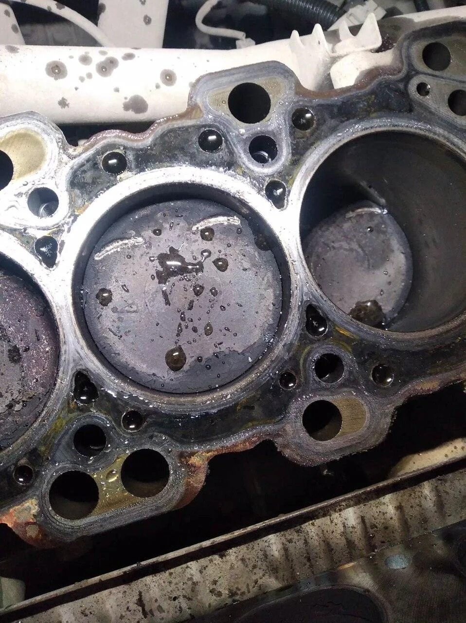 Загнутые клапана n52b25af. Загнутые клапана рено меган 2. Направляющие клапанов рено дастер 2. 6. Встреча клапанов с поршнями m273 мерседес.