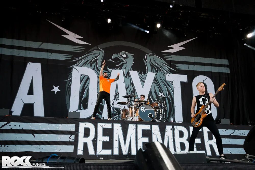 3 remember remember live. A day to remember live. концерт remember..