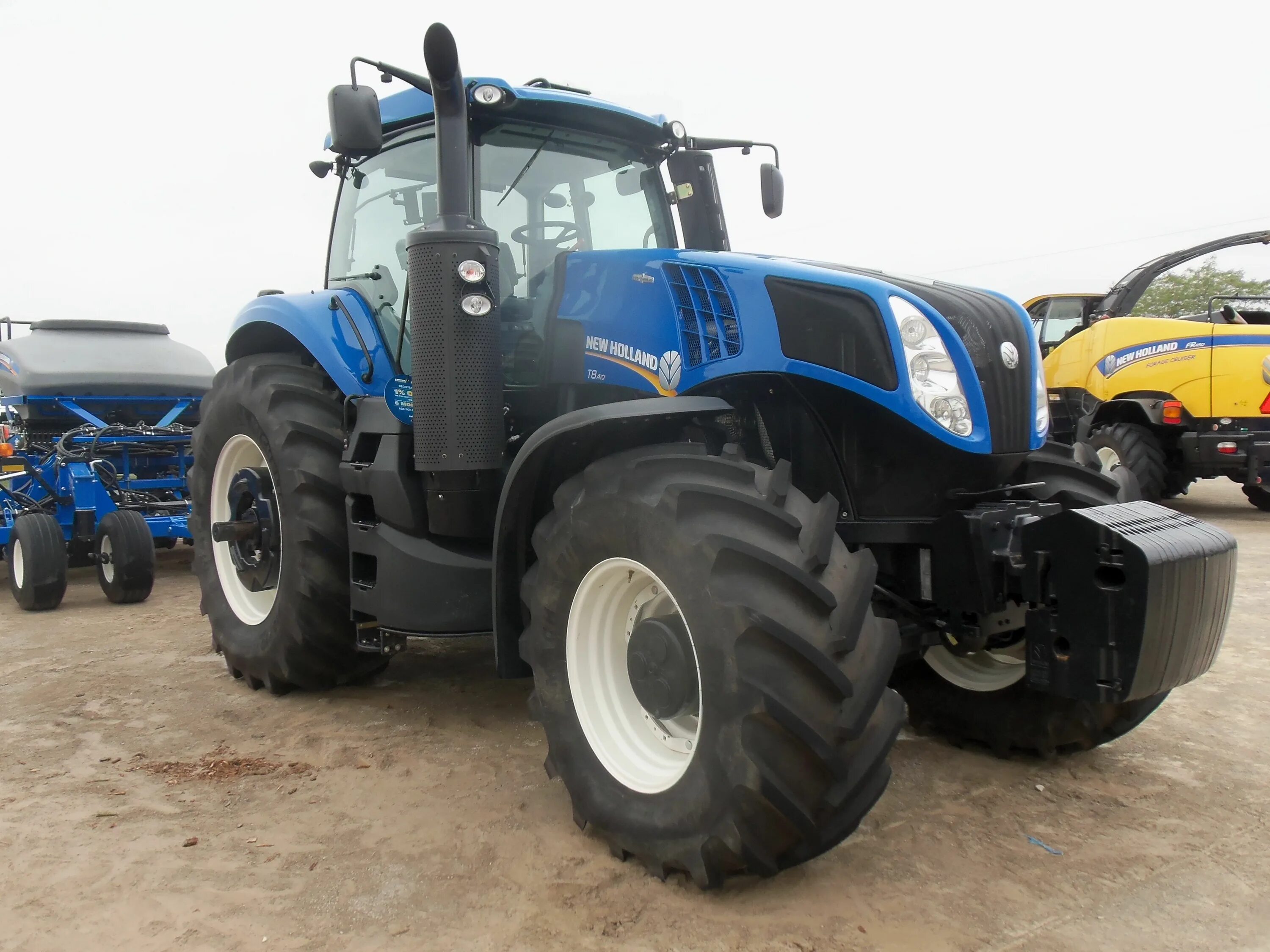 New holland масла. Трактор New Holland 8.410. New Holland t8.410. Нью Холланд 8410. Трактор Нью Холланд 410 восьмерка.