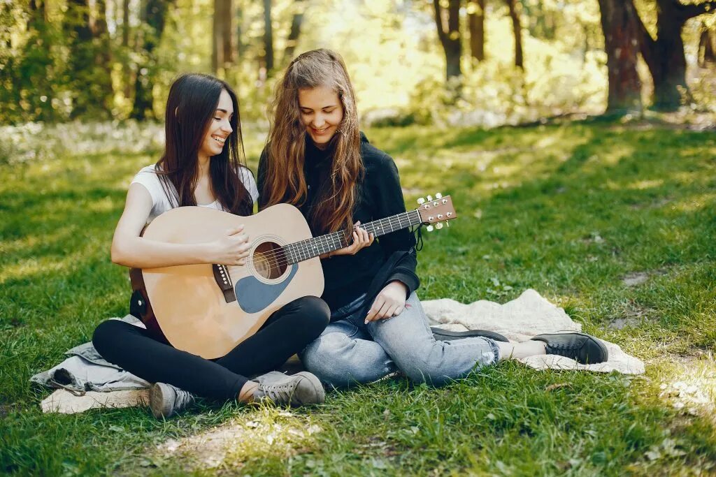 Две девушки с гитарой. Подруга гитара. Фотосессия подруг с гитарами. Две девочки на гитаре. Песня играй подруга