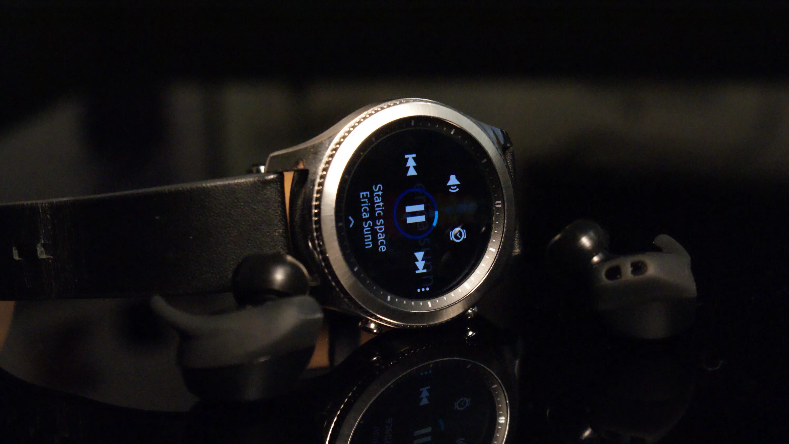 SM-r800. Samsung Galaxy watch 4 Дата выхода. Умные часы на черном фоне. Музыка galaxy watch