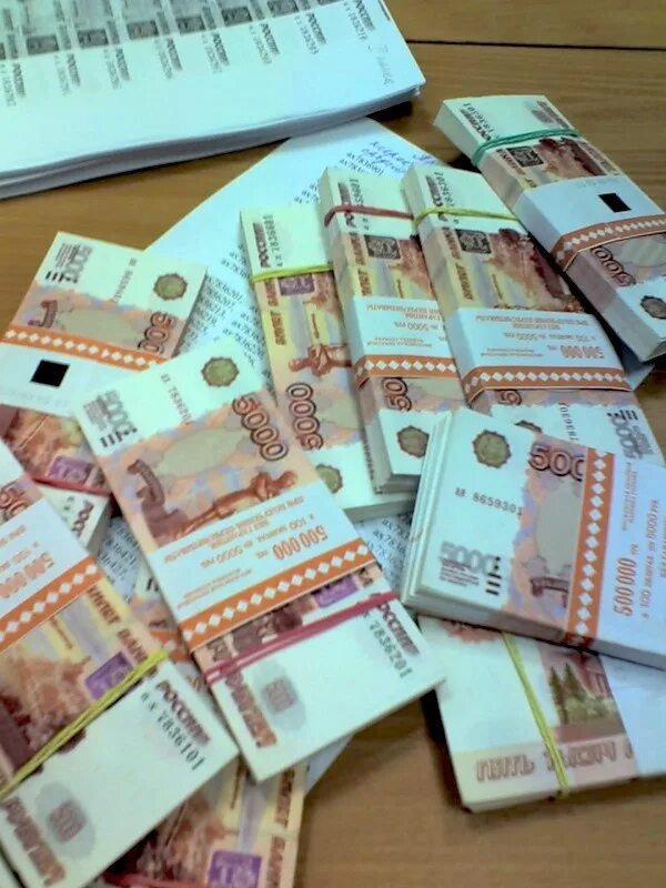 Большие деньги пачками. Деньги 5000р пачки. Пачка денег рубли. Деньги на столе.