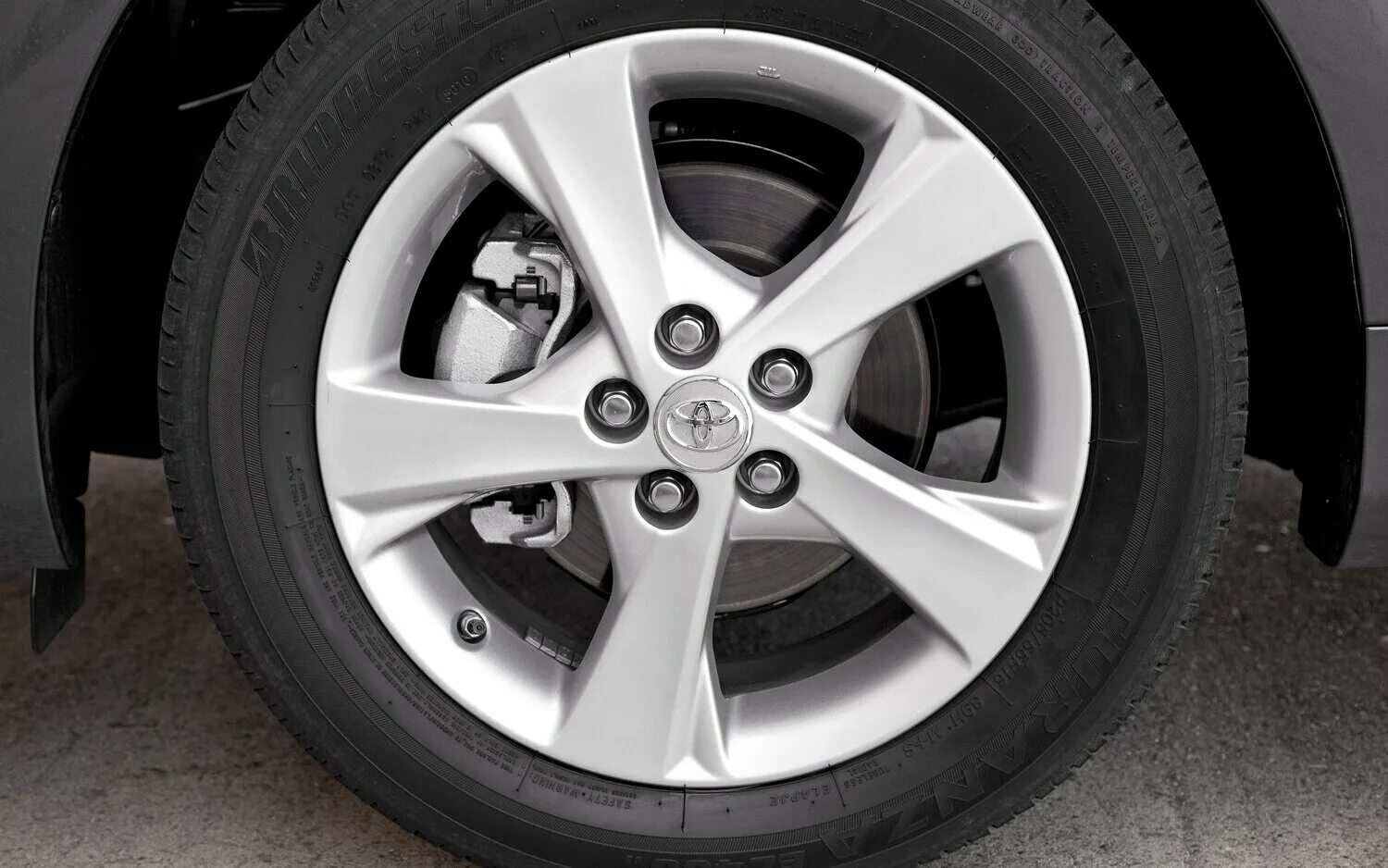 Размер шин на тойота королла 120 кузов. Диски тойота королла 150 оригинал. Оригинальные диски тойота королла 150. Колеса на тойота королла 150 параметры. Штатные колеса королла 120.