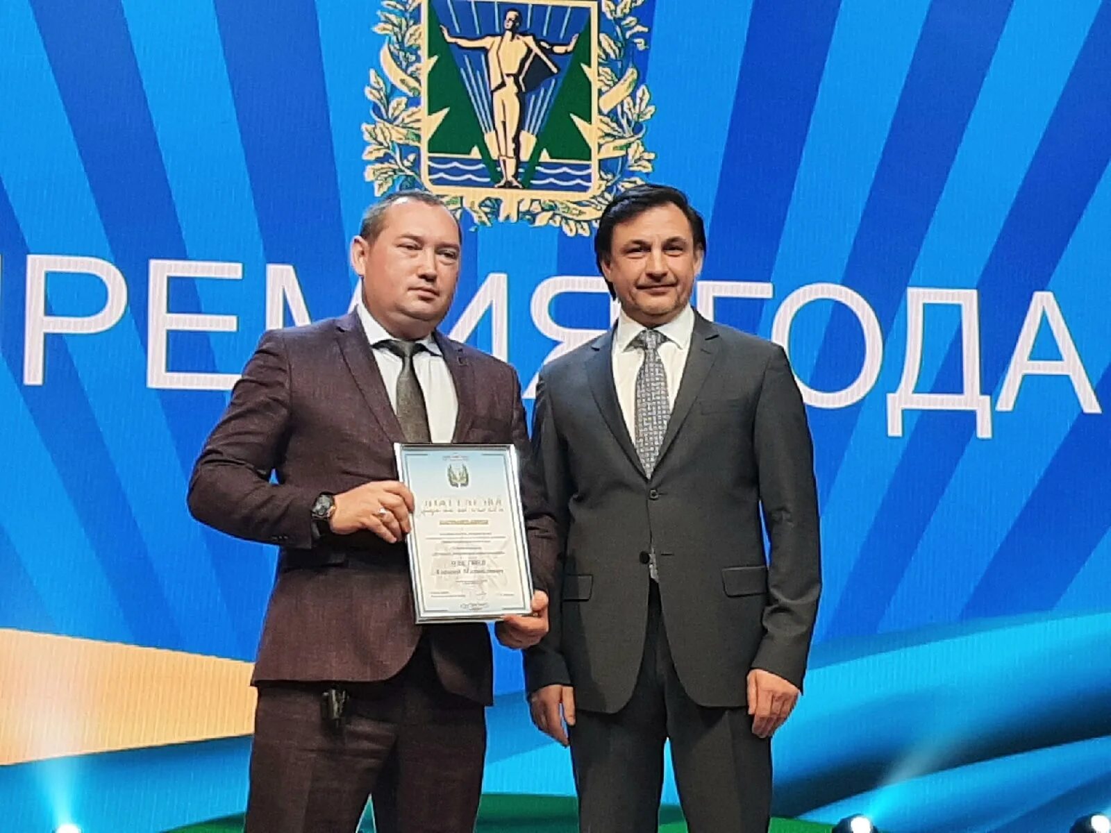 Подарок на новый год руками. Год преподнес. Идеи корпоративных подарков на новый год. Подарки к новому году пора выбирать. Подарок девушке на новый год.