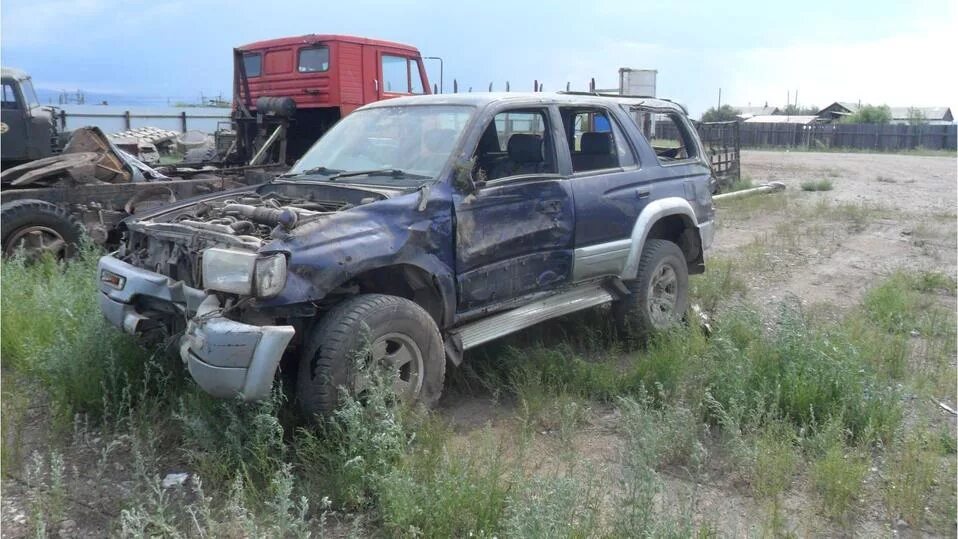 Машина в забайкальском крае. Бада Хилокский район Забайкальский край. Тойота хайлюксфур гнилой убитый. Toyota Hilux 1988 в грязи.
