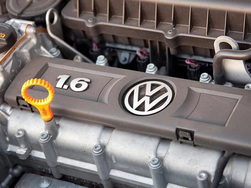 Рапид где номер двигателя. Крышка двигателя Volkswagen Polo 1.6. Фольксваген поло 1.6 105 л с двигатель. Номер двигателя поло седан 1.6 2011. Крышка двигателя Volkswagen Polo седан 1.6.
