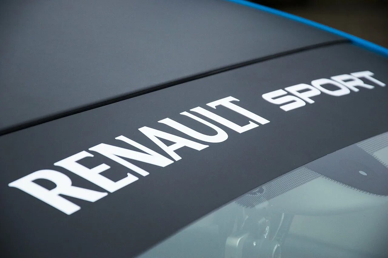 Наклейка renault. Renault Megane 2 наклейка. Наклейки на Рено Меган 2. Наклейки на лобовое. Наклейки на лобовое стекло автомобиля.