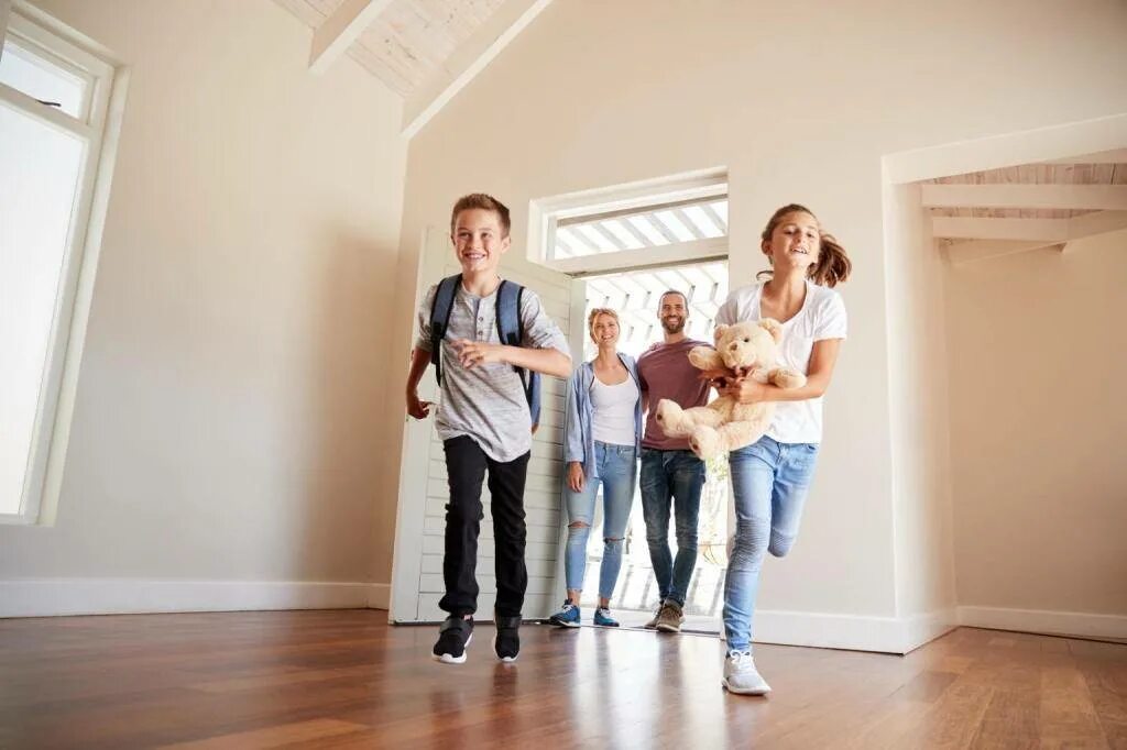 Люди в новой квартире. Заходить в новый дом. Новоселье квартира. Новая квартира. Люди в новой квартире.