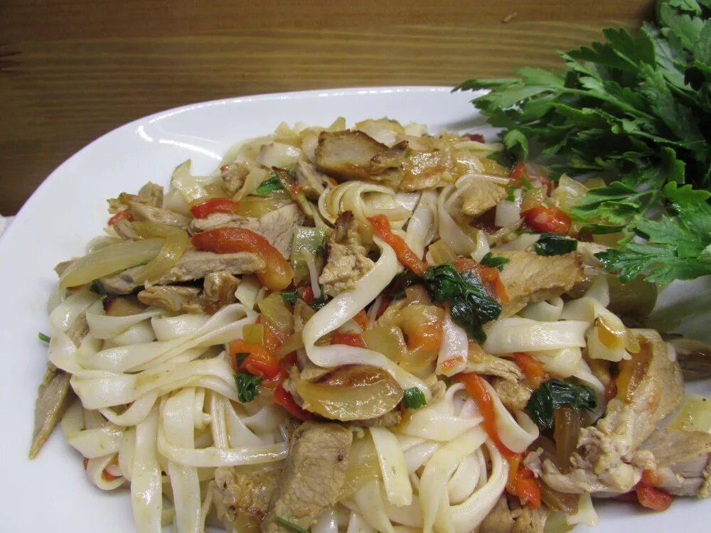 Утиная лапша. Лапша с уткой на пакете. Лапша с уткой. Китайский куриный суп с лапшой. Спагетти с уткой.