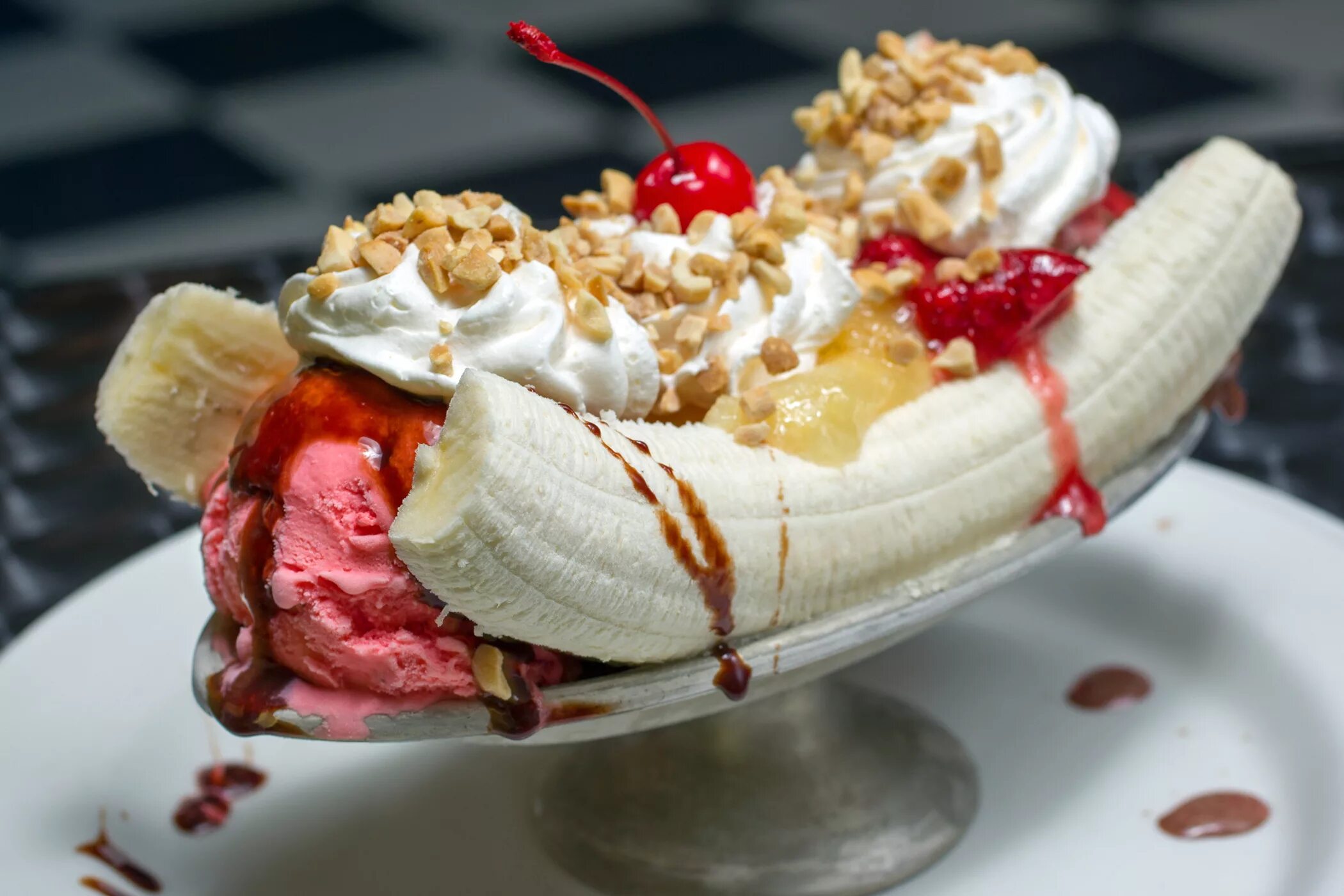 Попробуем сладости. Мороженое Banana Split. Необычные Десерты. Десерт из мороженого. Банановый сплит.