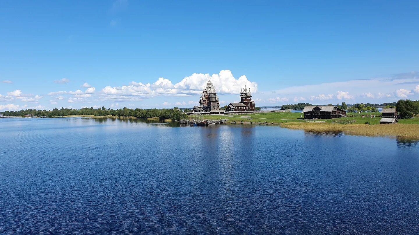 Онежское озеро остров Кижи. Кижи музей-заповедник. Музей-заповедник Кижи (Онежское озеро). Музей Кижи в Онежском озере.