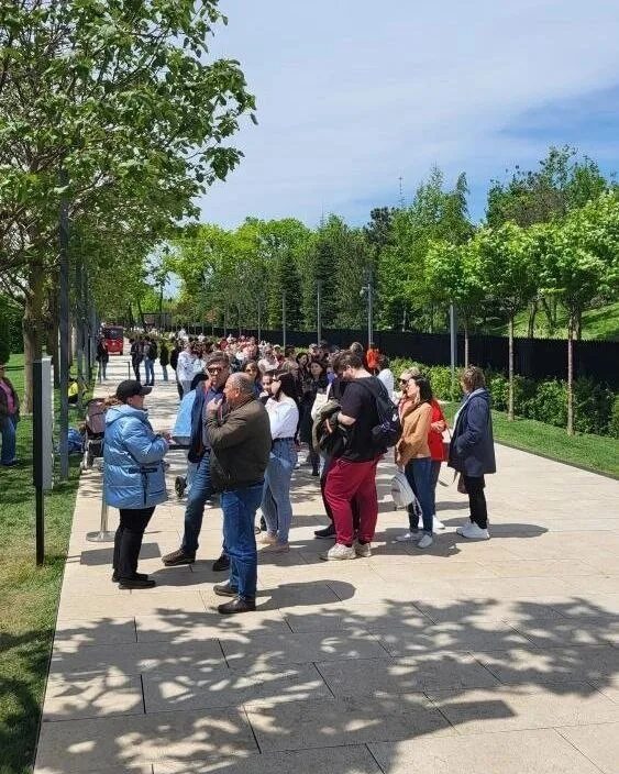 Очередь. Японский сад краснодар кьюркод. Очереди в японии. Парк галицкого в краснодаре японский сад. Городской сквер.