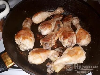Пожарить голени с чесноком