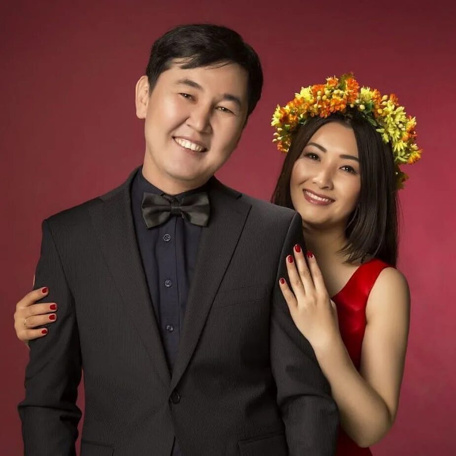 ахана отыншиева. поет ахан отыншиев шудың бойында. ахат казахский певец. меруерт косбаева. казахстан певец ахан.