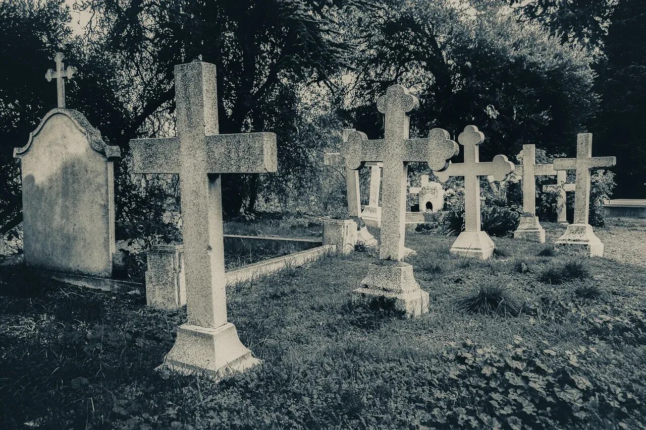Похороненный крест. Намогильный крест старое кладбище. Могильный камень старое кладбище. Надгробная плита заброшенное кладбище. Могильный крест на кладбище.