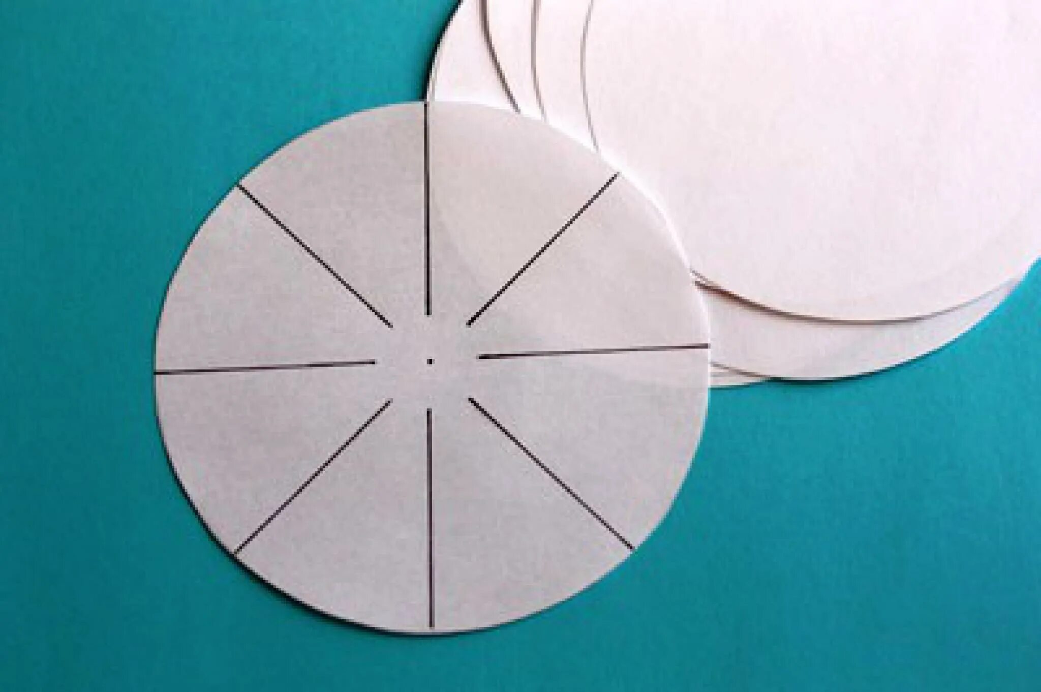 Колесо из картона для машины. Диски из картона. Колесо из картона чтобы крутилось. Как сделать диск из картона. Упаковка для диска развертка.