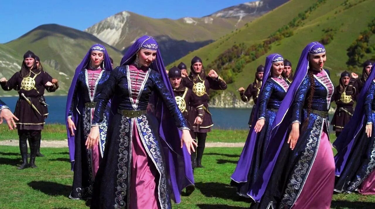 Национальный костюм чеченцы-аккинцы. Коренное население чеченская республика. Коренное население чеченская республика. Рамзан кадыров. Чеченский национальный костюм.
