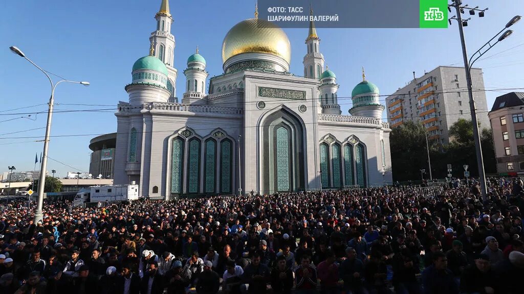 Мусульмант в Курбан байран в Москве. Мечеть в Москве Курбан байрам. Курбан байрам в Соборной мечети Москвы.