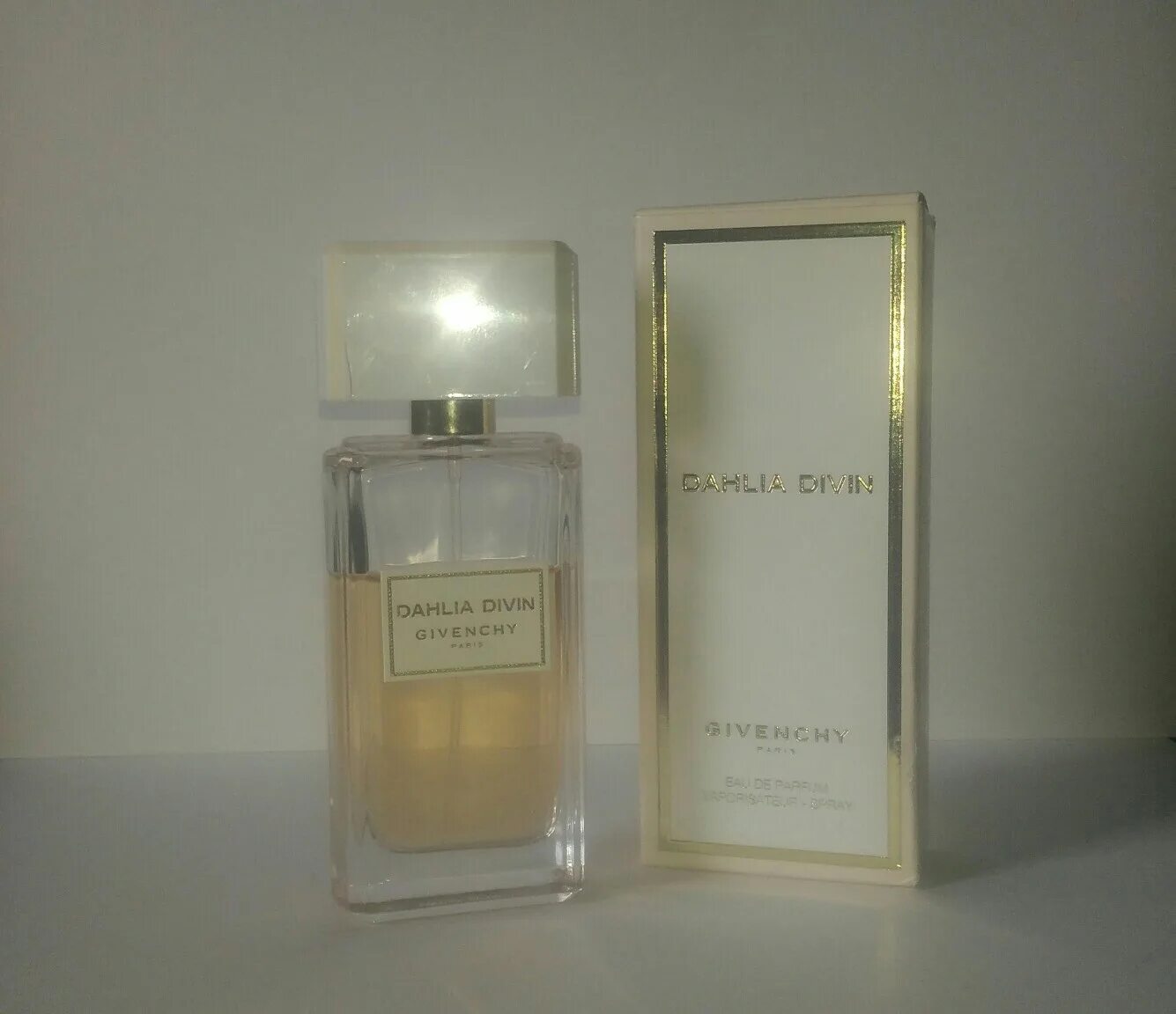 Dahlia divin от givenchy le nectar. Живанши в золотой упаковке. Живанши золотые духи. Парфюм дживанши женские dahlia divin. Givenchy dahlia divin 75ml.