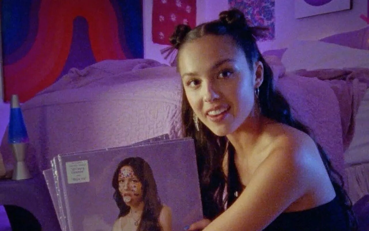 So american olivia rodrigo. Olivia Rodrigo. Olivia Rodrigo "Sour". Olivia Rodrigo 2024. Olivia Rodrigo Vinyl.