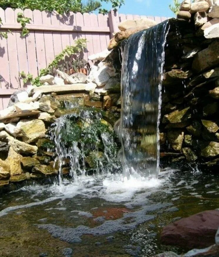 Водопад искусственный для дачи. Искусственный водопад на участке. Искусственный водопад в саду. Искусственный водопад из камней.