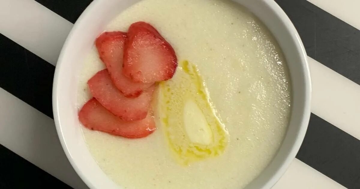 Манная каша. Тарелка с манной кашей. Манная каша с яблоками. Манная каша на молоке. Манная каша.