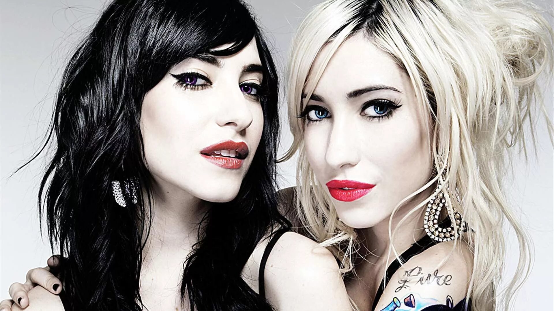 2 девочки красиво поют. Группа the Veronicas. Veronica.