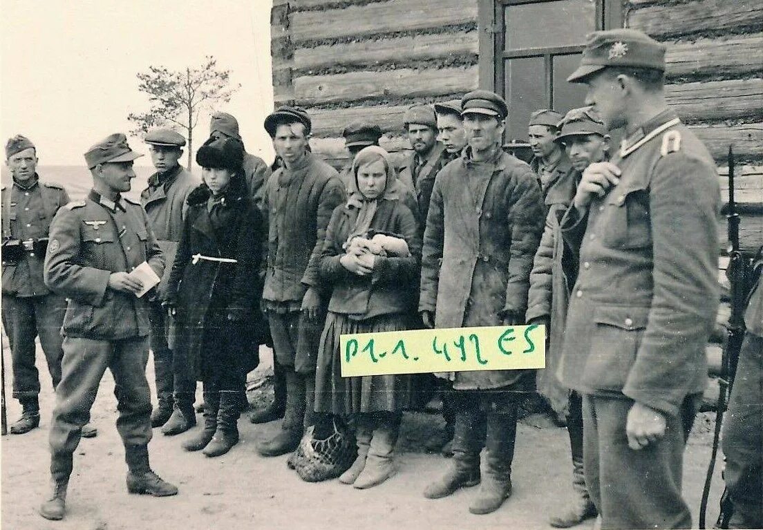 1941 Пленные красноармейцы в Ростове. Военнопленные красноармейцы 1941. Советские военнопленные комиссар. Обмен военнопленными апрель 2024