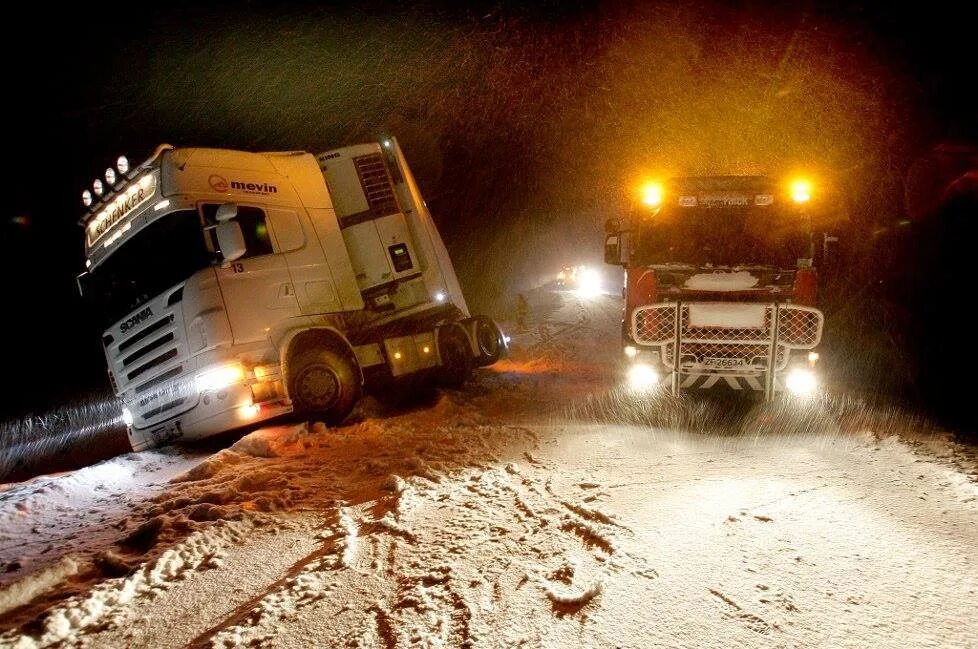 Скания р420. Фуры дальнобойщики россии. Судьба дальнобоя. Даф xf 105 дальнобой. Дальнобойщики зимой помогают друг другу.
