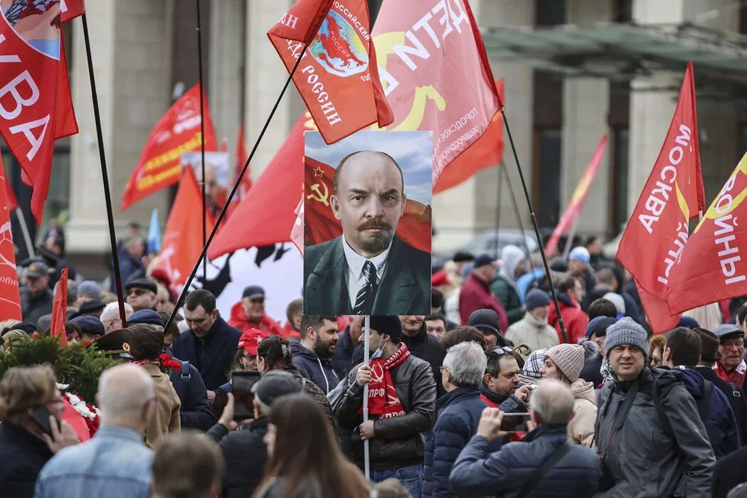22 апреля праздник день рождения ленина. Площадь коммунистов. Зюганов и день рождения Ленина. Коммунистический красный. КПРФ на красной площади.