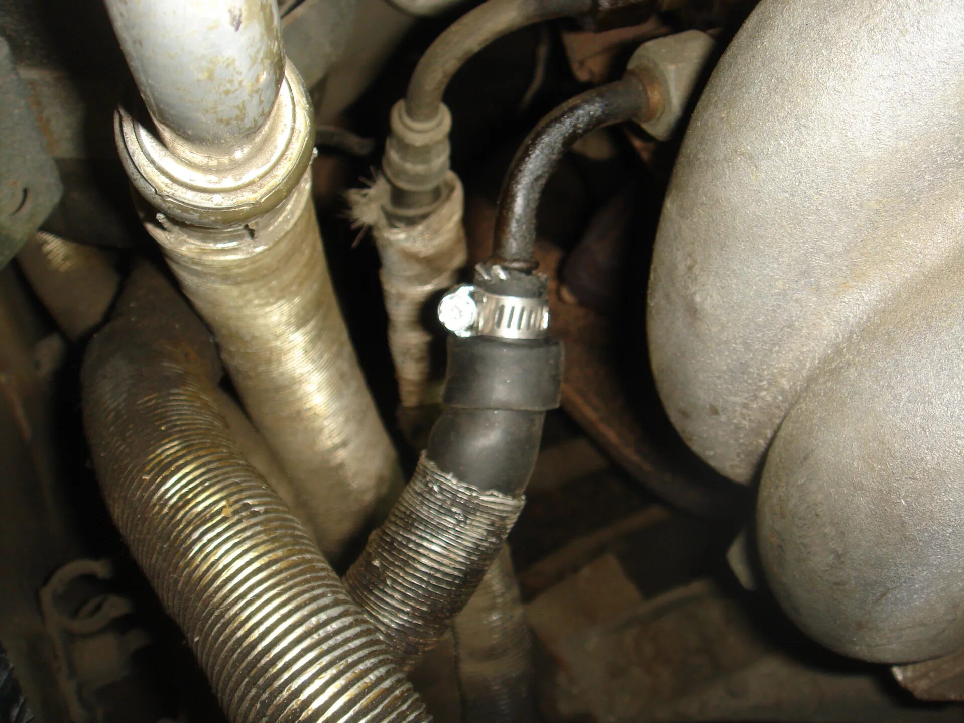 8 дизель потек патрубок помпы. Патрубок обратки куга 2. Течь патрубка. Патрубки печки м10б18 е30. Потек шланг радиатора.