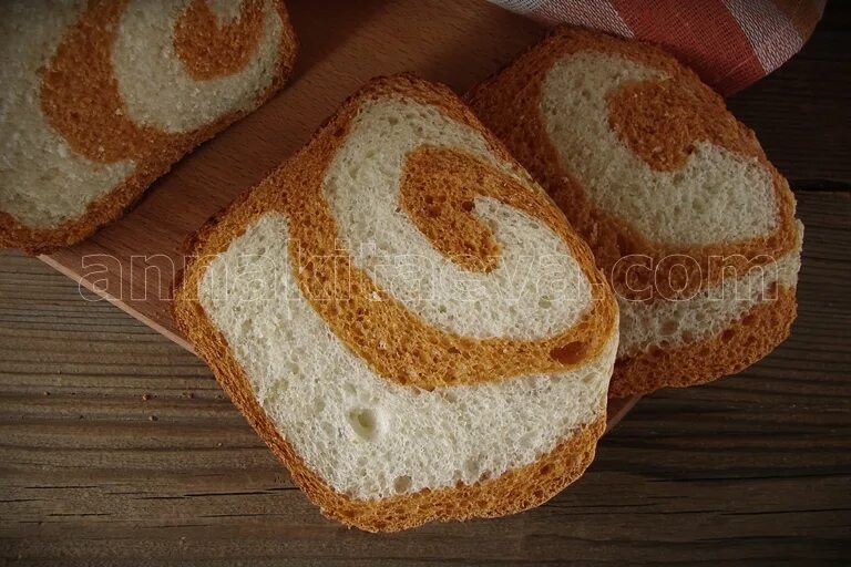 Хлеб день ночь. Узоры на хлебе. Хлеб узорный. Красивые узоры на хлебе. Хлебный узор.