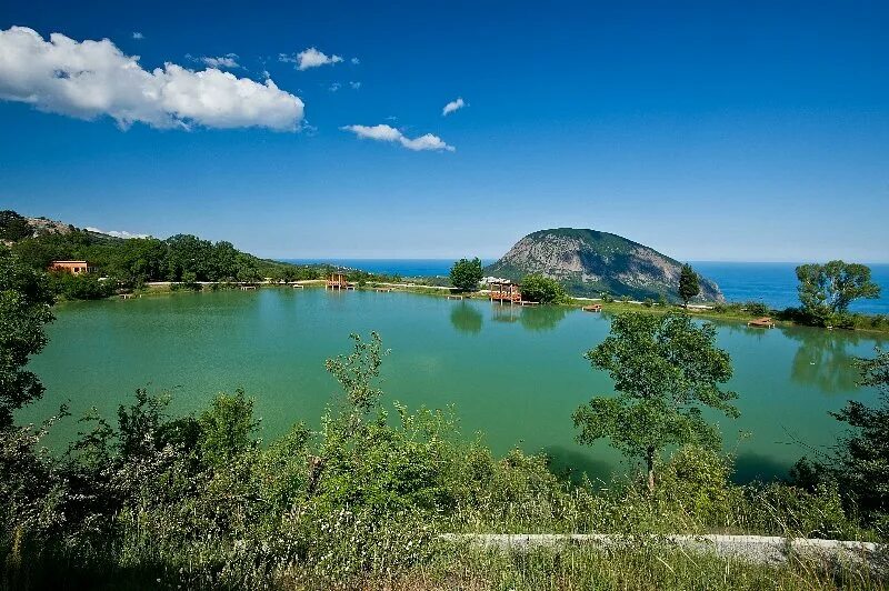 Краснокаменка лазурное озеро. Краснокаменка гурзуф озеро. Красный камень озеро. Краснокаменка гурзуф озеро. Краснокаменка ялта озеро.